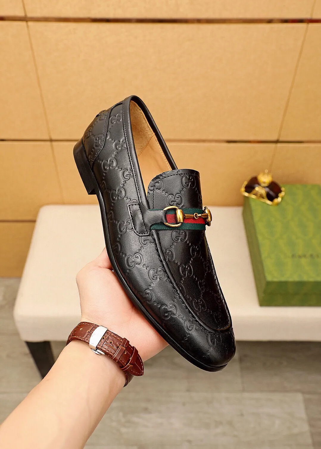 Men's shoes 💰480 💐 Product trademark: GUCCI "Gucci" casual leather shoes Regular size: 38-45 (45.46🉑️customized) Product materials: Selected imported first-layer calfskin embossed upper + luxury hardware buckle, imported cowhide leather lining. Strong three-dimensional visual effect, original outsole color: 2 colors available